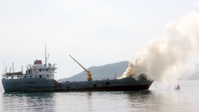 Tàu nước ngoài bị cháy mũi, khói bốc cao